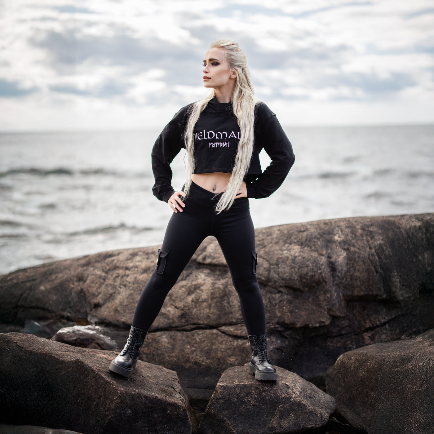 Crop Top Hoodie, Shieldmaiden, Schwarz
