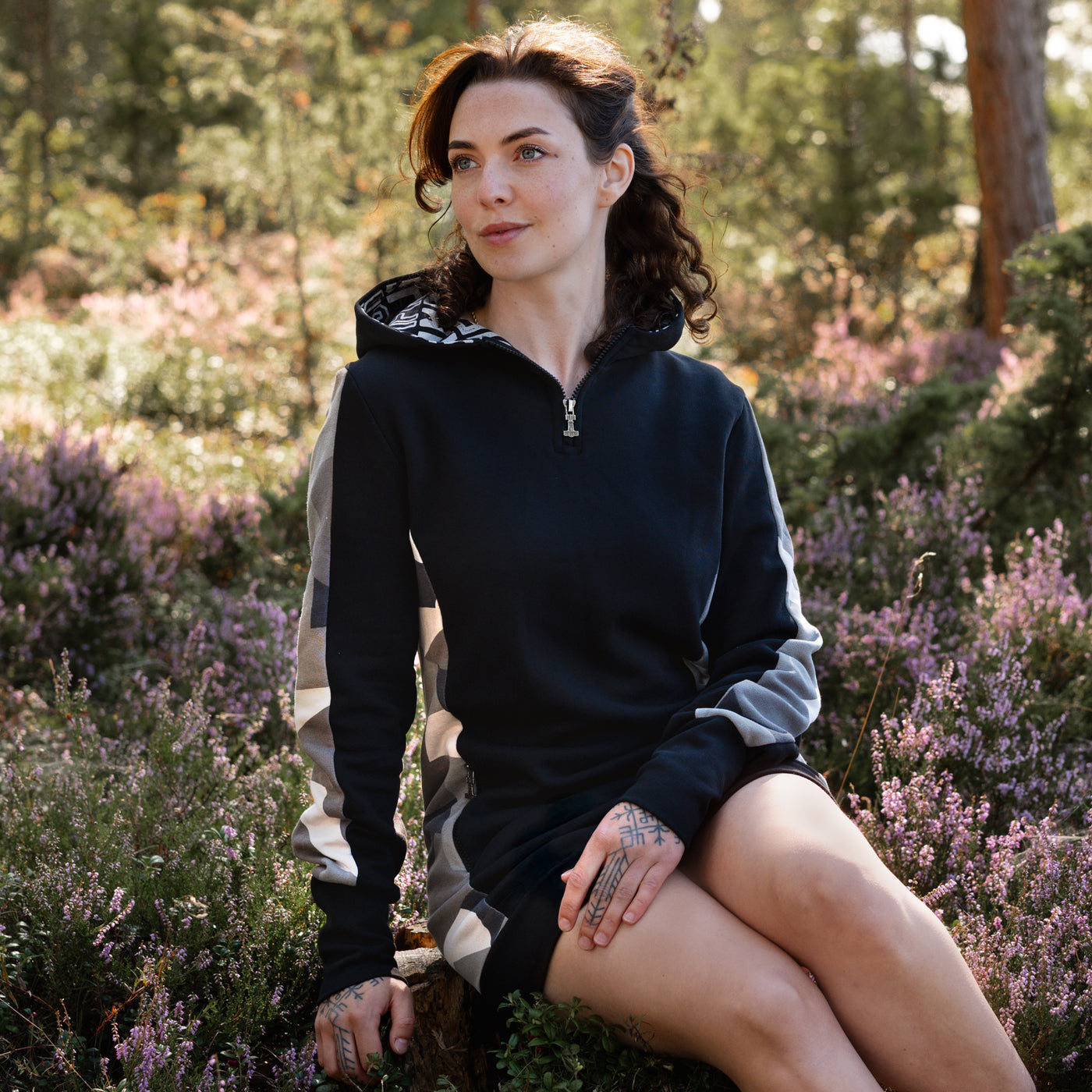 Damen Hoodie Half-Zip, Schwarz und Tarnmuster