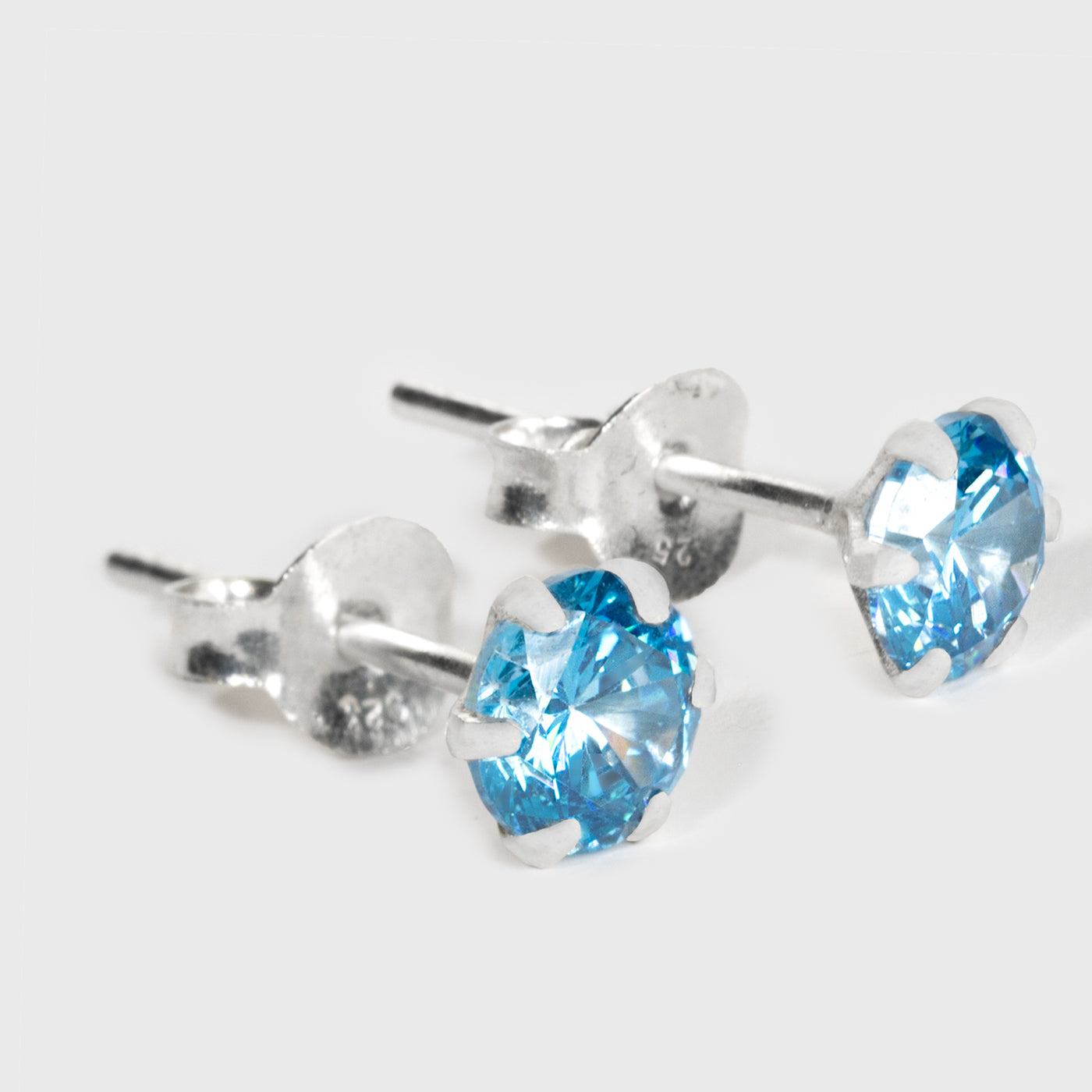 Blauer Zirkon und Silber Ohrstecker