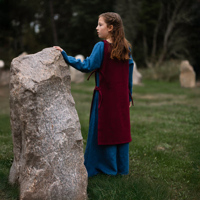 Kinder Schürzenkleid, Blau / Rote Schürze